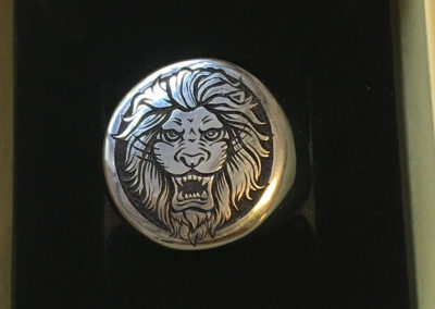 Prsten s originální rytinou lva - Veronika Tesaříková | Rytec kovů