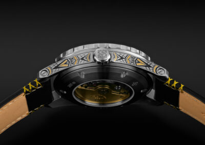 bok hodinek PRIM Orlík Art Deco s originální rytinou - Veronika Tesaříková | Rytec kovů